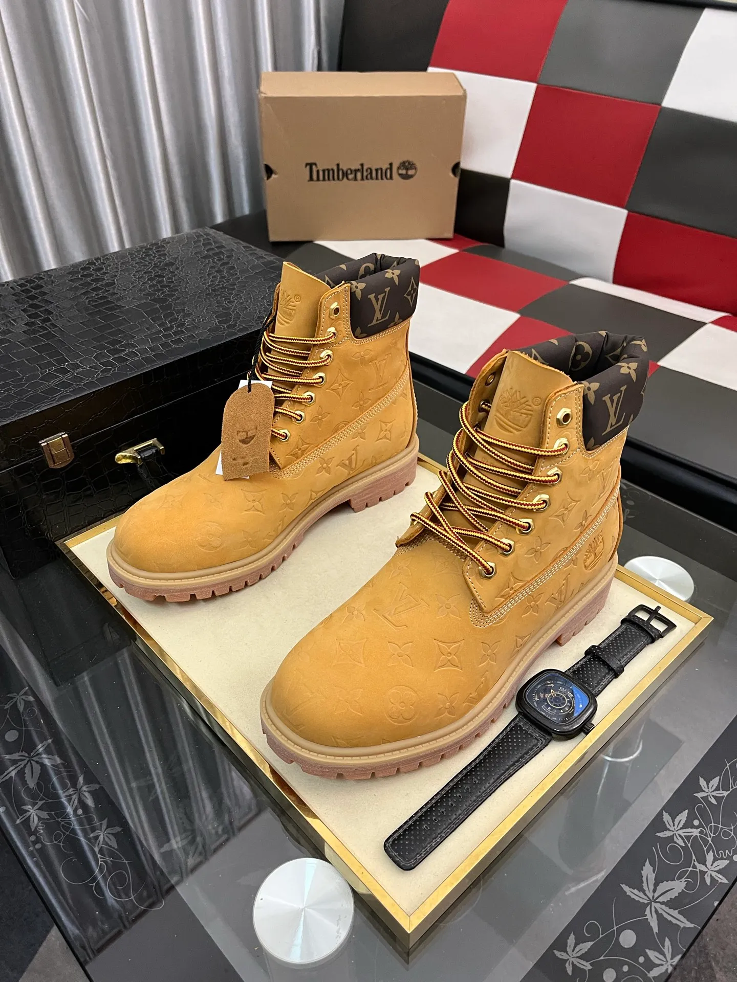 Ex-factory price: 458⌚️⌚️LV x Timberland Timberland joint model Presbyopia Embossed Rhubarb Boots Ankle Boots Short Boots LV x Timberland ankle boots are made of Monogram embossed waterproof nubuck cow leather, relying on the brand's exquisite craftsmanship to carefully reshape the classic Timberland 6-inch boot shape in Italy, with an eye-catching American workwear style. Created by Pharrell Williams 2025 autumn and winter menswear show. Monogram embossed tongue, original Timberland laces and outsole are exquisite details, and the leather label expresses the cooperation logo. Exquisite packaging at the delivery counter🛍📦 ▪️Material: Original customized imported first-layer cowhide ▪️Inner lining: Original customized leather lining/mesh lining ▪️Outsole: Original molded rubber material ▪️Sole thickness: 3.5CM ▪️Size: 38-44